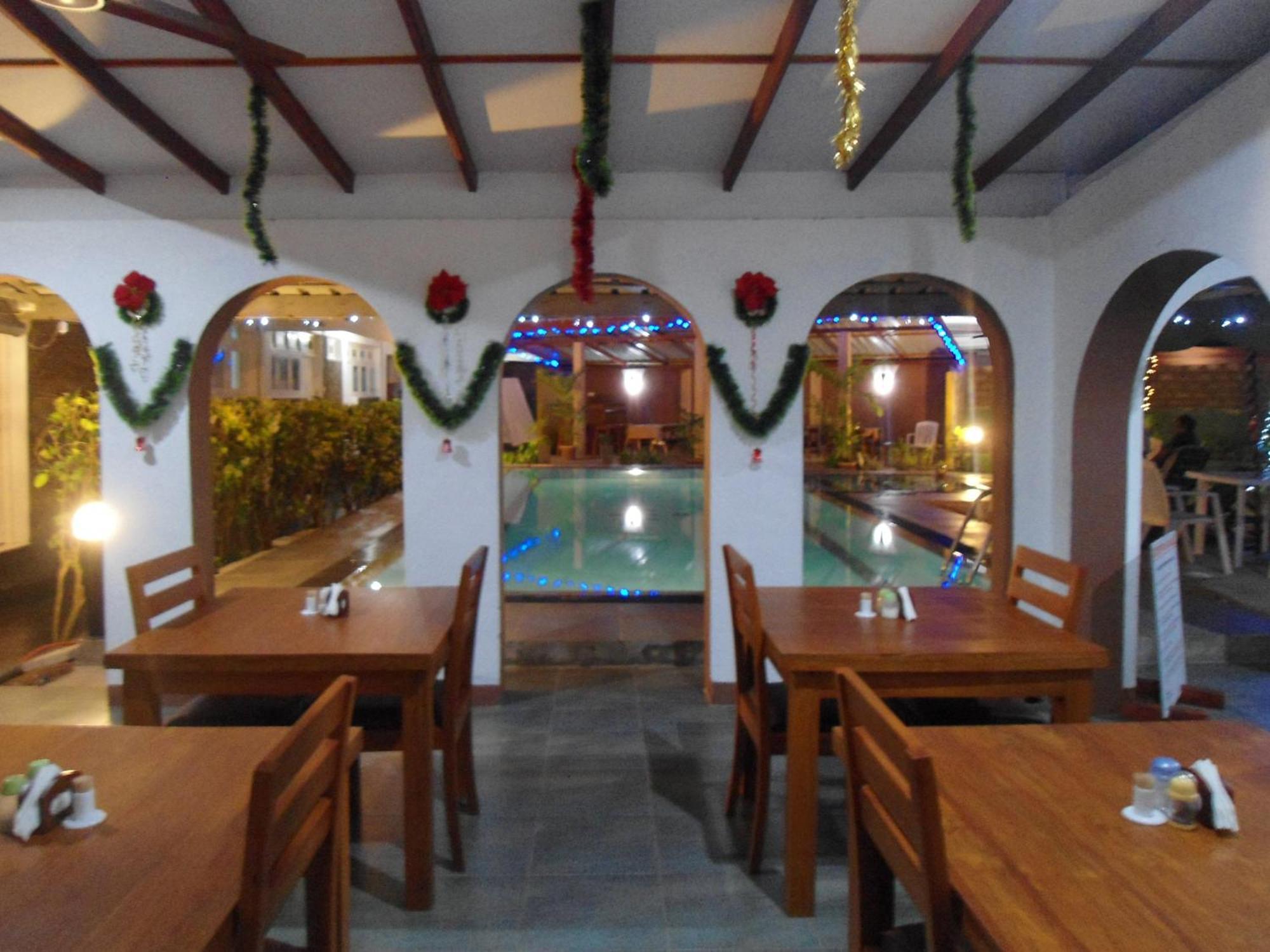 Ranveli Beach Hotel Dehiwala-Mount Lavinia Exterior foto